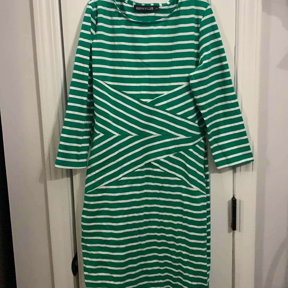 Waist flattering dress. Hides the gut ladies! Sz S